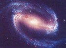Млечный Путь — Галактика, в которой мы живём.
Галактика так велика, что луч света способен её пересечь за 100 тысяч лет! При том, что скорость света составляет 300 тысяч километров в секунду, представить себе размеры Галактики не хватит никакого воображения. И вся эта махина, состоящая из миллиардов звёзд, звёздных скоплений, облаков газа и пыли, величественно вращается. А центр Галактики, спрятавшийся от нас за облаками непрозрачной пыли, и по сей день таит в себе много загадок.
Ну а мы? Мы тоже мчимся вместе с Солнцем вокруг центра Галактики, да так быстро, что каждую секунду пролетаем 250 километров! Но велик путь Солнца вокруг центра Галактики, ведь наша Солнечная система поселилась почти на окраине звёздного «города», а потому на один такой облёт Солнцу (и нам!) требуется 200 миллионов лет. Таков галактический год. Нетрудно подсчитать, что вся жизнь нашей планеты длится не более 23 галактических лет, ведь по земным расчётам образовалась она приблизительно 4,5 миллиарда лет назад.